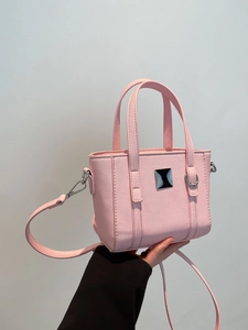 Borsa a secchiello rosa in pelle incrociata con manico e tracolla staccabile