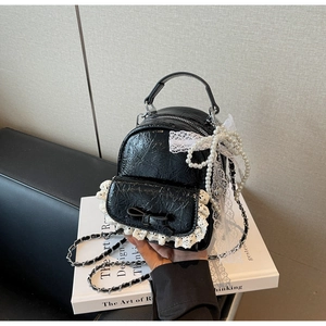 Détails du mini sac à dos en similicuir noir plissé avec dentelle et nœud en perles
