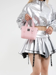 Borsa a secchiello rosa in ecopelle con anello a D argento su outfit sportivo