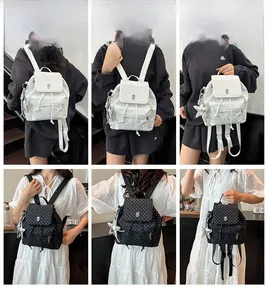 Detailansicht Mini-Rucksack aus Nylon mit Glitzersternen und dekorativem Sternanhänger