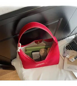 Vue détaillée de l'intérieur spacieux d'un grand sac fourre-tout en toile rouge vif
