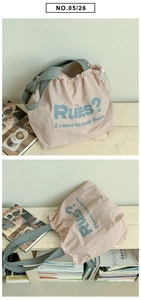 Detail der rosa Segeltuchtasche mit blauem Spruch und grauen Griffen für Damen