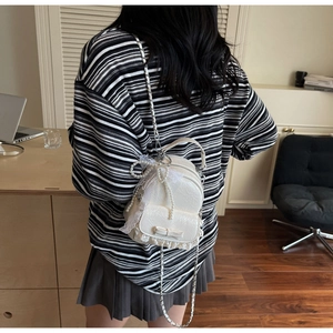 Mini sac à dos crème avec bordure en dentelle, poignée perle et nœud élégant brodé