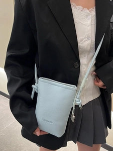 Mini sac bandoulière bleu clair pour téléphone avec texture cuir et pendentif coeur