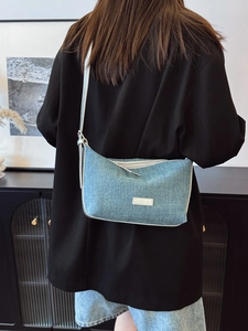 Borsa a tracolla minimalista in denim celeste con tracolla regolabile e bordo bianco