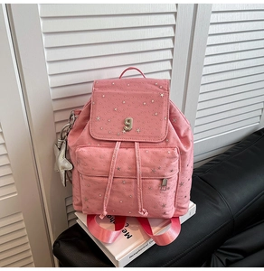 Dettaglio dello zaino in nylon rosa con motivi di stelle e logo G metallico