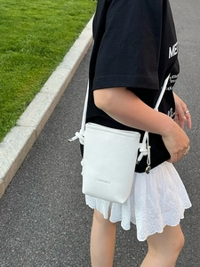 Petit sac seau blanc avec texture litchi et logo SUNWOMEN en vue extérieure