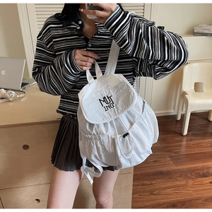 Spiegelselfie des mittelgroßen weißen Nylon-Rucksacks mit Kordelzug und MUTING-Logo