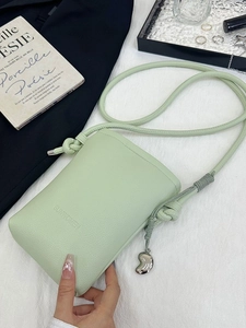 Petit sac bandoulière vert menthe avec texture litchi et pendentif de grain argenté