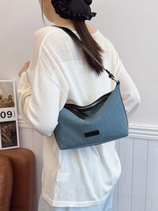 Borsa a spalla in denim con tracolla in pelle nera per un look vintage minimalista e unico