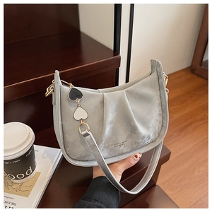 Détail du sac sous le bras plissé gris avec pendentif coeur et lettrage doré FASHION & BAGS