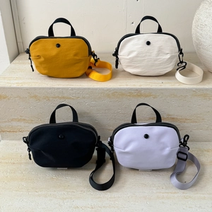 Sacs à bandoulière minimalistes en nylon en couleurs jaune, blanc, noir et violet