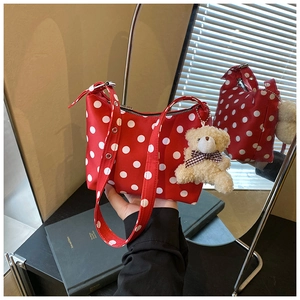 Detail der roten gepunkteten Stofftasche mit süßem braunem Teddybär-Anhänger