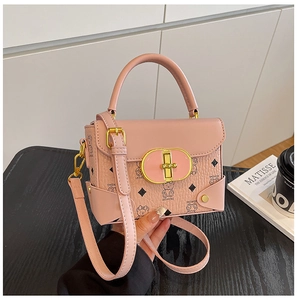Detalle del mini bolso rosa con estampado de oso y hebilla metálica dorada elegante