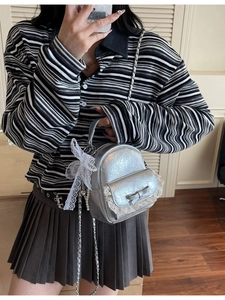 Mini sac à dos argenté métallisé Y2K avec dentelle, perle et bandoulière en chaîne