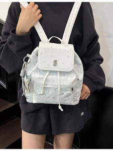 Zaino in nylon bianco con stampa a stelle e ciondolo a stella per uno stile casual