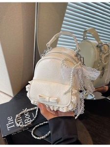 Mini sac à dos crème avec nœud en dentelle et chaîne de perles pour un style élégant