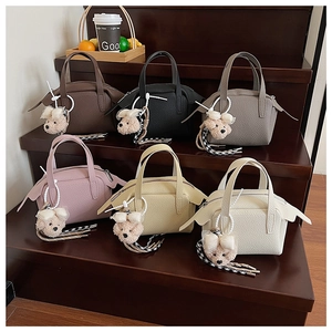 Sacs à main en cuir grainé en six couleurs avec breloques d'ours sur marches en bois