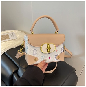Detalle del bolso bandolera rosa y blanco con estampados de osos y hebilla dorada