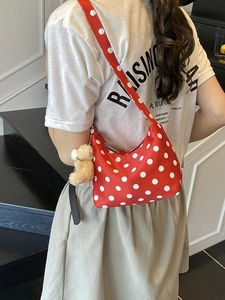 Rote Schultertasche mit weißen Punkten und süßem Bärenanhänger für Damen im Alltag