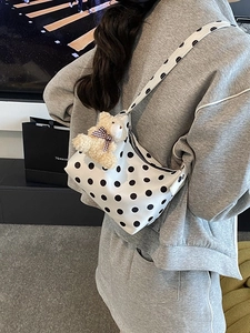 Schicke weiße Polka-Dot-Schultertasche für Damen mit süßem Bärenanhänger und Reißverschluss