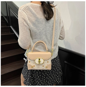 Bolso de cuero PU crema con estampado de osos y cierre metálico dorado en modelo