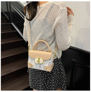 Bolso bandolera moderno con estampado de osos y elegante cierre de giro dorado