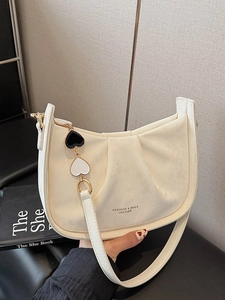 Sac à bandoulière blanc plissé en forme de demi-lune avec chaîne dorée et cœur