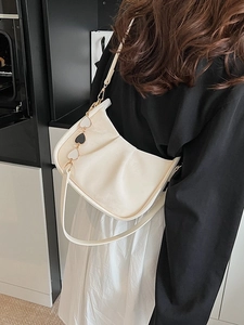 Sac à bandoulière beige plissé chic avec breloque cœur pour tenue décontractée