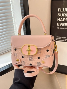 Bolso bandolera de cuero PU rosa con diseño de oso y correa ajustable sostenido a mano