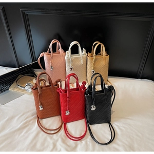 Détails de mini sacs cabas tissés en plusieurs couleurs avec breloques cœur et anses