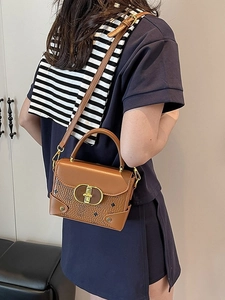Bolso de mano vintage marrón con monograma y correa ajustable para mujer