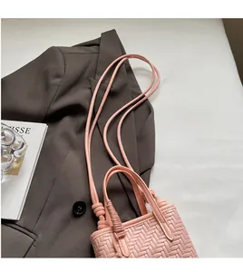 Gros plan détaillé de la texture tissée rose d'un sac à main polyvalent pour femme
