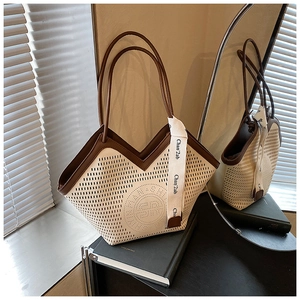 Détail du motif ajouré au laser en V sur le sac fourre-tout crème et marron