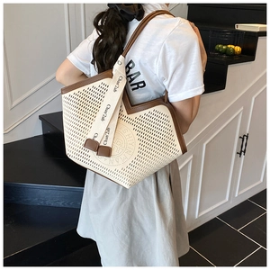 Détail du sac cabas ajouré avec bordure contrastée et ruban imprimé décoratif