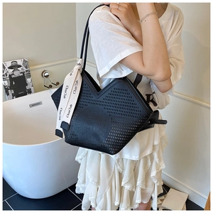 Détail du sac cabas noir découpé au laser avec ruban décoratif blanc imprimé élégant