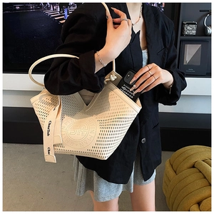 Détail du sac cabas ajouré blanc crème avec bandoulière tissée et espace intérieur