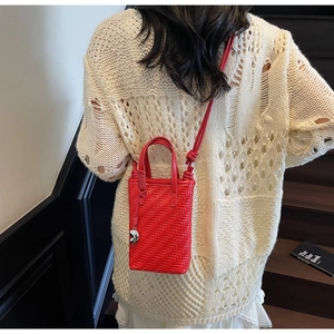 Détail du tissage rouge sur mini sac cabas avec bandoulière et poignées