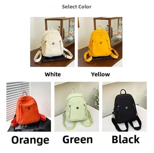 Collage aus Nylon-Umhängetaschen in den Farben Weiß, Gelb, Orange, Grün und Schwarz