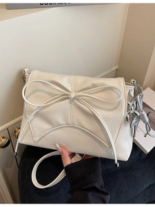 Sac à bandoulière beige chic avec nœud, chaîne argentée et breloque chien ballon pour femme