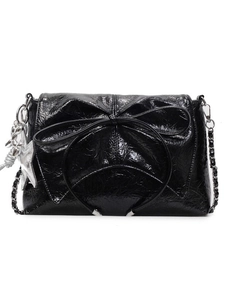 Sac à bandoulière en cuir verni noir avec nœud décoratif et breloque étoile sur chaîne