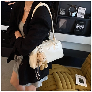 Borsa a bauletto trapuntata bianca con chiusura a zip e grazioso ciondolo a orsetto