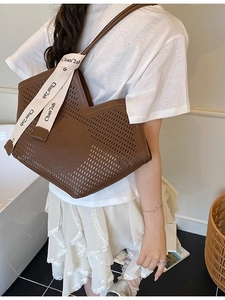 Sac fourre-tout marron en similicuir ajouré au laser avec sangle tissée tendance