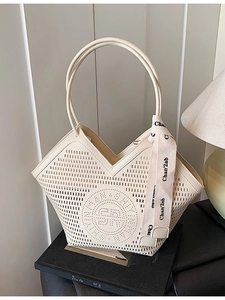 Grand sac cabas beige ajouré avec foulard décoratif et découpes au laser élégant