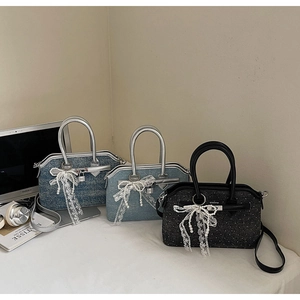 Trois sacs à main élégants avec perles et nœuds en bleu marine, bleu clair et noir