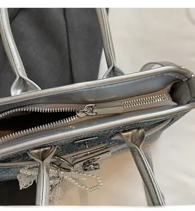 Détails du zip argenté fluide et texture scintillante sur le sac à main coquillage