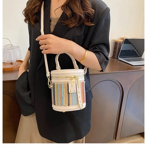 Détail du sac seau tissé coloré avec similicuir blanc crème et bandoulière amovible