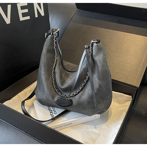 Detailansicht der Hobo-Tasche aus verwaschenem Denim mit Kette in Geschenkbox