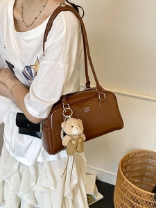 Borsa Boston trapuntata marrone con tracolla e ciondolo orsetto in interni caldi
