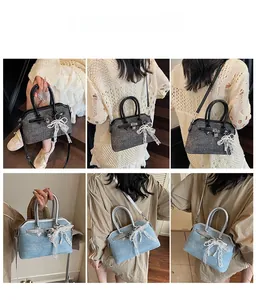 Vues détaillées des sacs à main en denim et tweed avec nœud en dentelle et fermoir